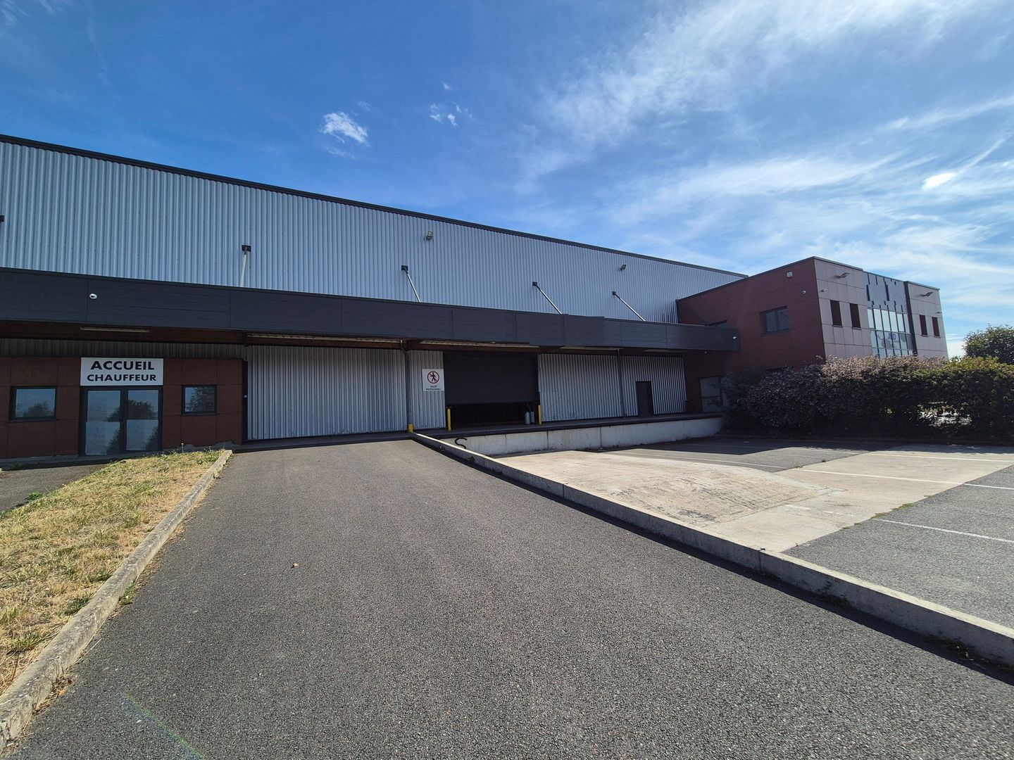 local d'activités de 3 374m², Louvres (Val-d'Oise)