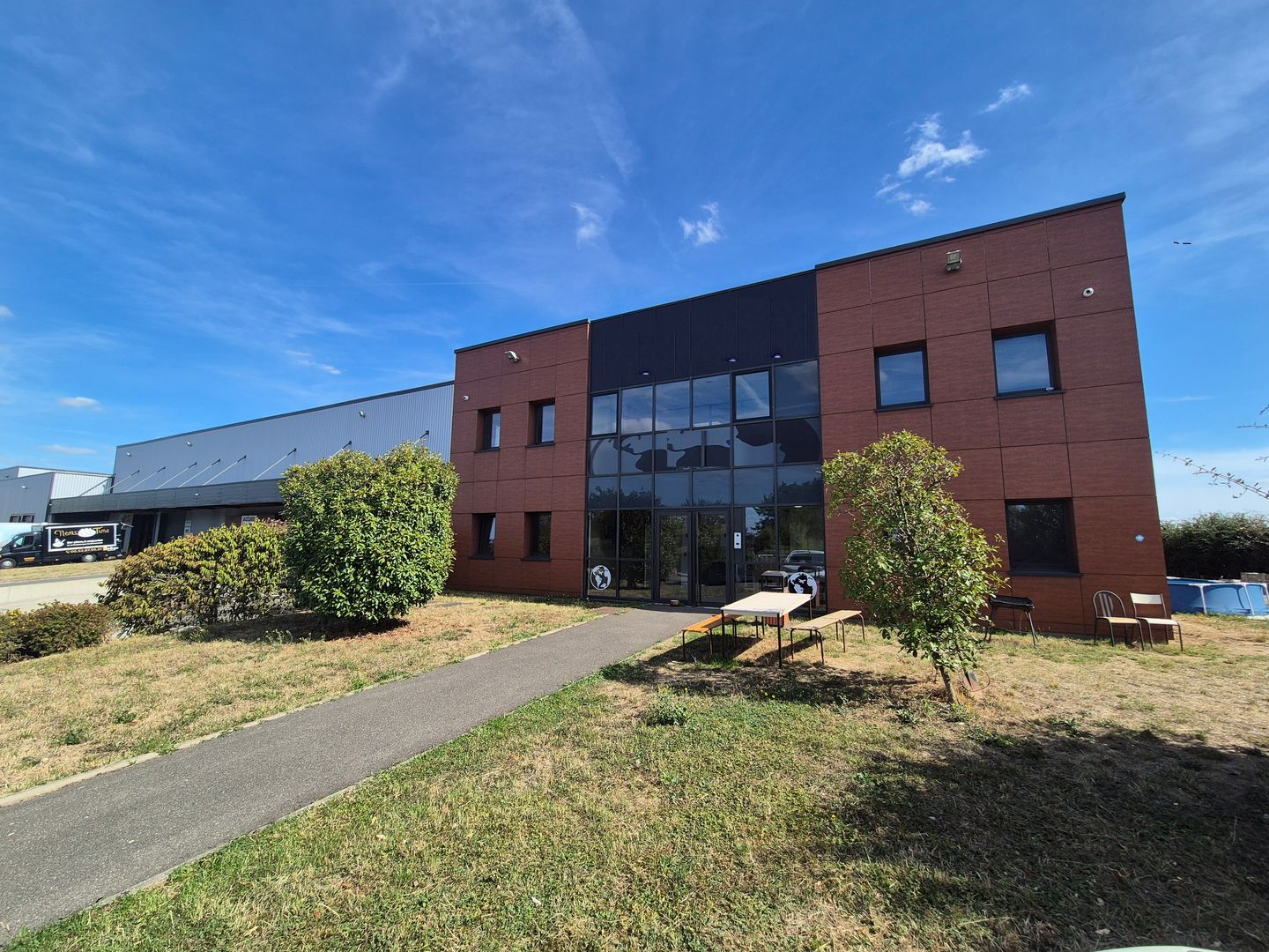 local d'activités de 3 374m², Louvres (Val-d'Oise)