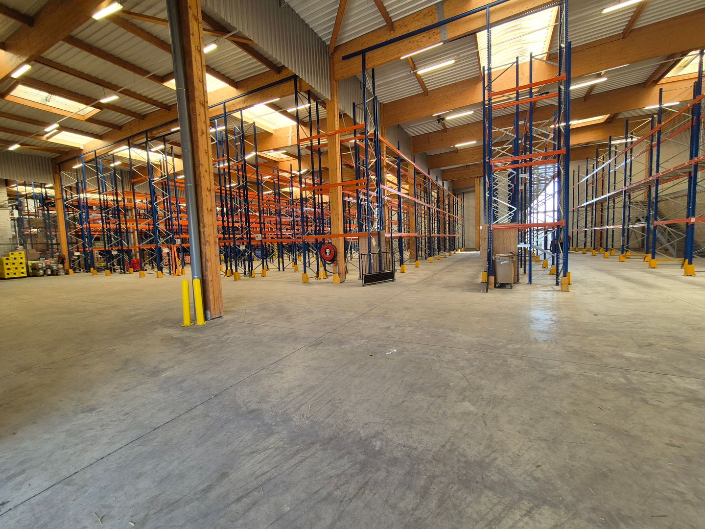 local d'activités de 3 374m², Louvres (Val-d'Oise)