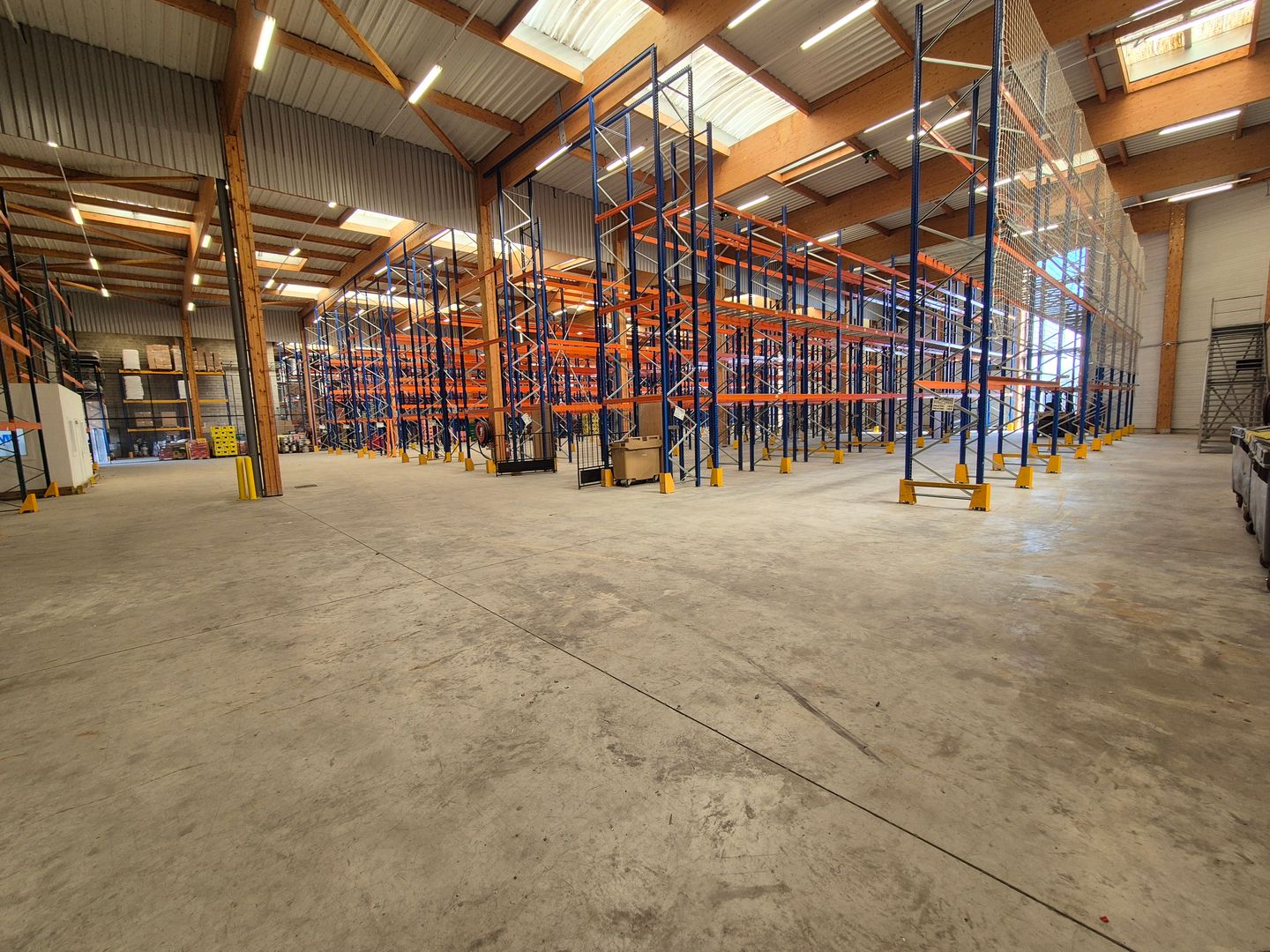 local d'activités de 3 374m², Louvres (Val-d'Oise)