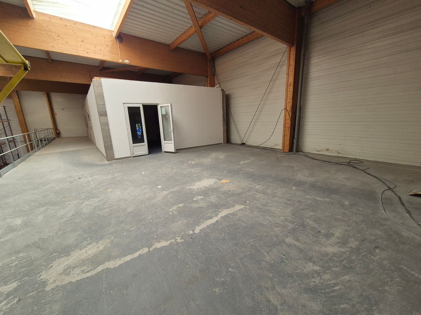 local d'activités de 3 374m², Louvres (Val-d'Oise)