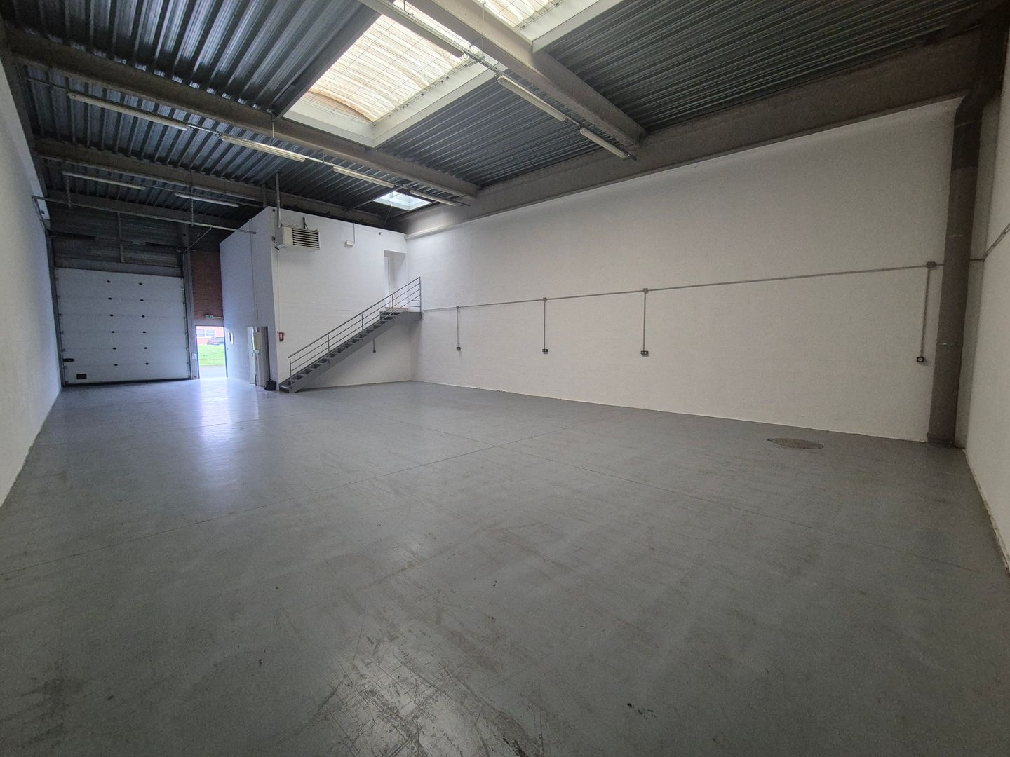Local d'activités de 280 m², Le Thillay